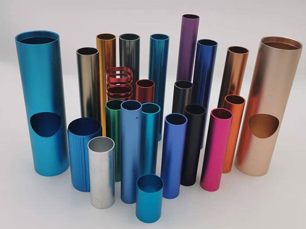 Colored alumina tube